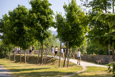 Pot ob reki, ki povezuje (10)